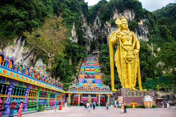 43-х метровая статуя бога Муругана возвышается возле лестницы к пещерам Бату в Куала-Лумпуре