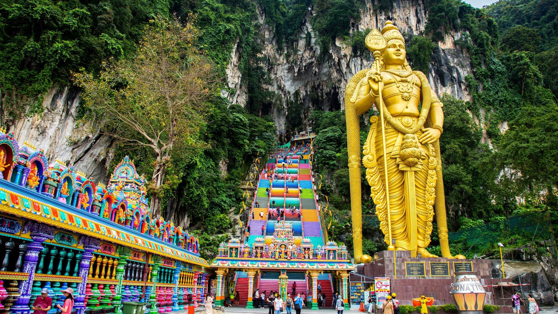 43-х метровая статуя бога Муругана возвышается возле лестницы к пещерам Бату в Куала-Лумпуре - РИА Новости, 1920, 21.11.2019