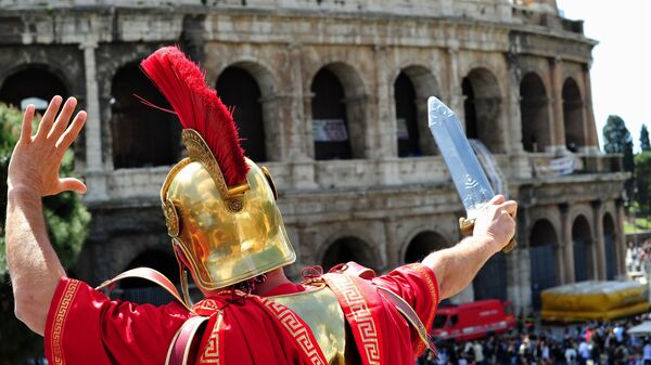 Мужчина в костюме центуриона в Риме