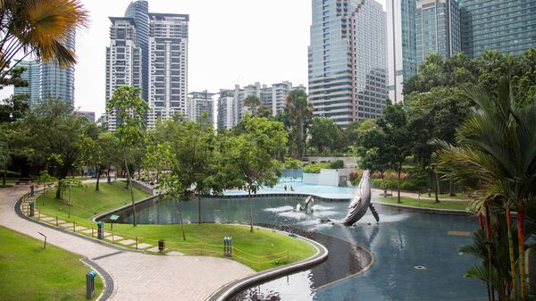 Скульптура выпрыгивающего из воды горбатого кита в центральном парке Куала-Лумпура (KLCC Park)