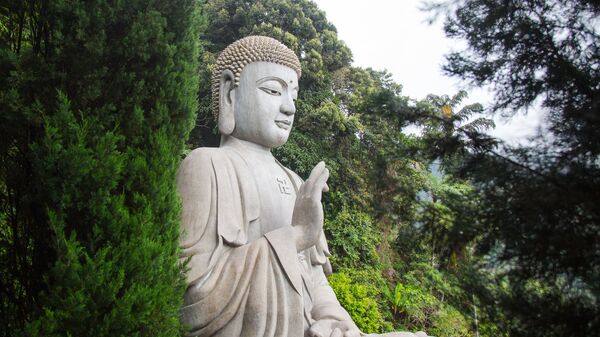 Каменная статуя Будды в Гентинг Хайлендс