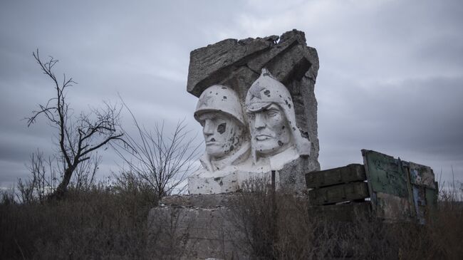 Скульптура, поврежденная в результате обстрела, в поселке Зайцево Донецкой области. 