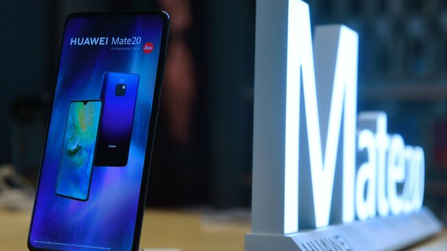 Смартфон Huawei Mate 20 в фирменном магазине HUAWEI в ТРЦ Афимолл в Москве