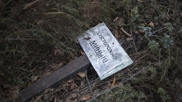 Табличка Осторожно - мины! в поселке Зайцево Донецкой области