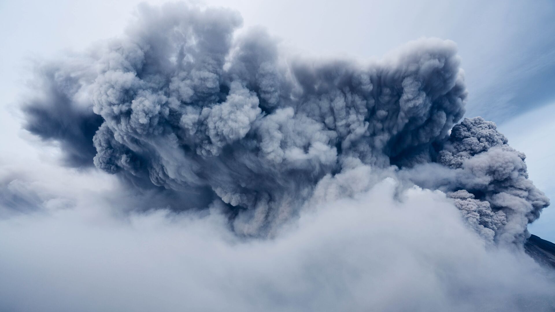 Облако пепла от вулкана - РИА Новости, 1920, 30.01.2023