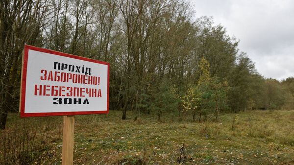 Табличка, запрещающая проход в зоне отчуждения Чернобыльской атомной электростанции