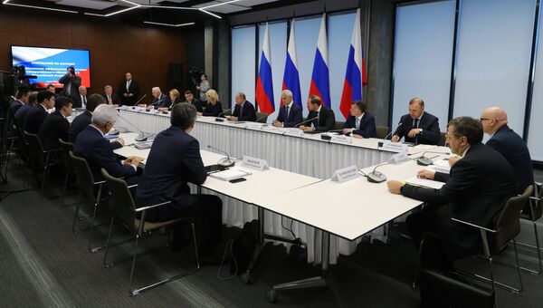 Президент РФ Владимир Путин проводит совещание в Санкт-Петербурге. 16 ноября 2018