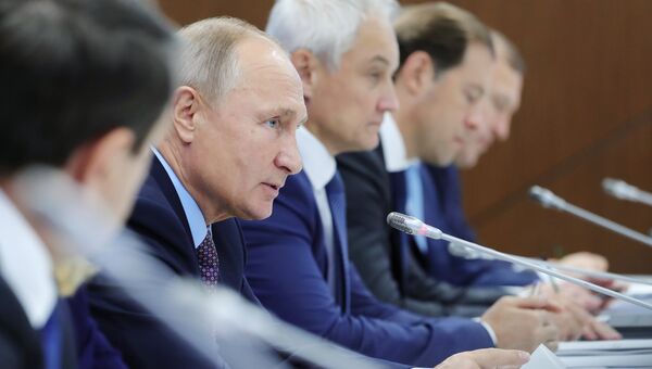 Владимир Путин проводит совещание по вопросу О повышении эффективности системы лекарственного обеспечения в РФ в Санкт-Петербурге. 16 ноября 2018