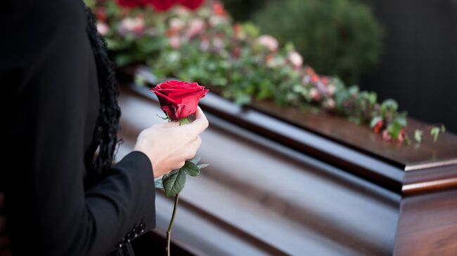 Женщина на похоронах
