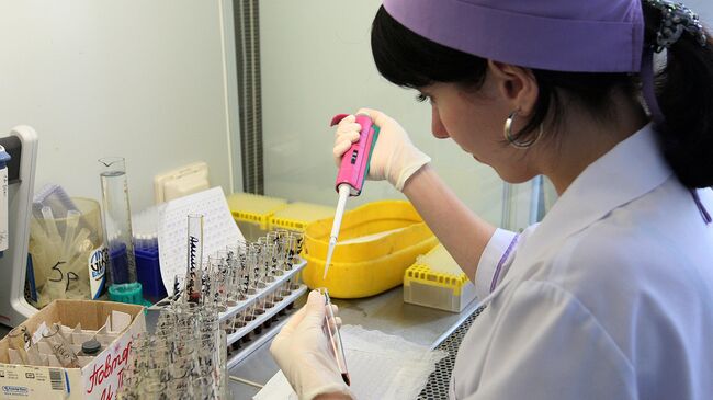 Лаборантка проводит анализ крови на ВИЧ-статус. Архивное фото