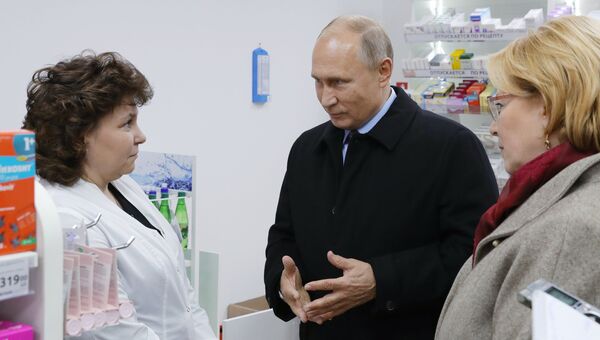 Президент РФ Владимир Путин во время посещения аптеки в Санкт-Петербурге. Архивное фото