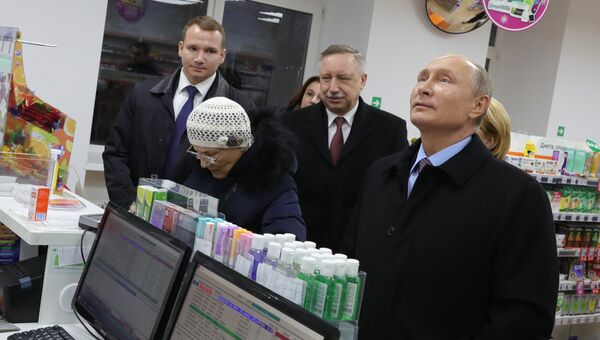 Президент РФ Владимир Путин во время посещения аптеки в Санкт-Петербурге 16 ноября 2018