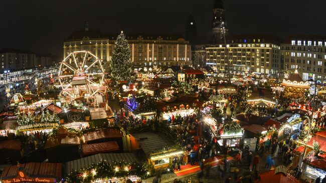 Рождественская ярмарка Штрицельмаркт в Дрездене, Германия