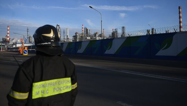 Сотрудник пожарной службы у Московского нефтеперерабатывающего завода в Капотне, где произошел пожар. 17 ноября 2018
