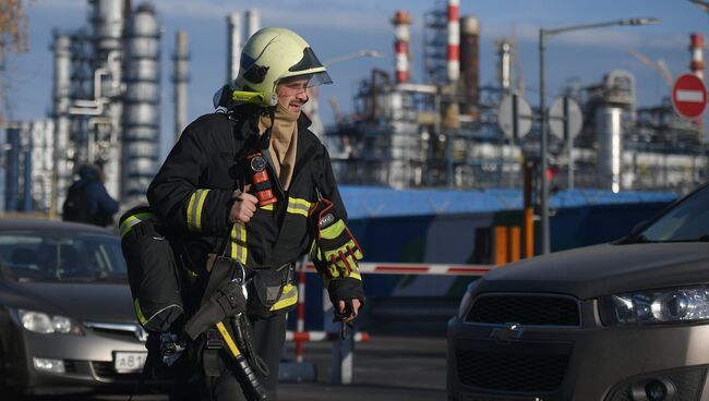 Сотрудник пожарной службы у Московского нефтеперерабатывающего завода в Капотне, где произошел пожар. 17 ноября 2018