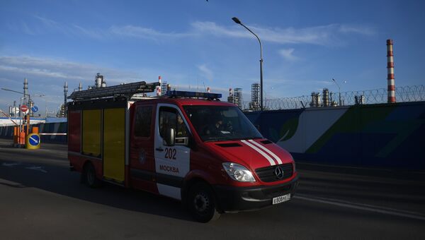 Автомобиль пожарной службы у Московского нефтеперерабатывающего завода в Капотне, где произошел пожар. 17 ноября 2018