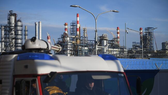 Автомобиль пожарной службы у Московского нефтеперерабатывающего завода в Капотне, где произошел пожар