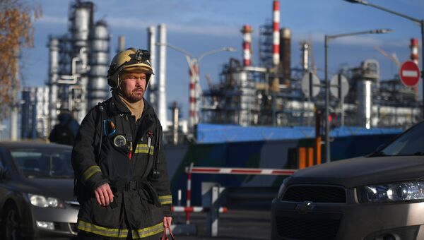 Сотрудник пожарной службы у Московского нефтеперерабатывающего завода в Капотне, где произошел пожар