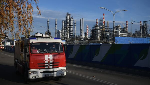 Автомобиль пожарной службы у Московского нефтеперерабатывающего завода в Капотне, где произошел пожар
