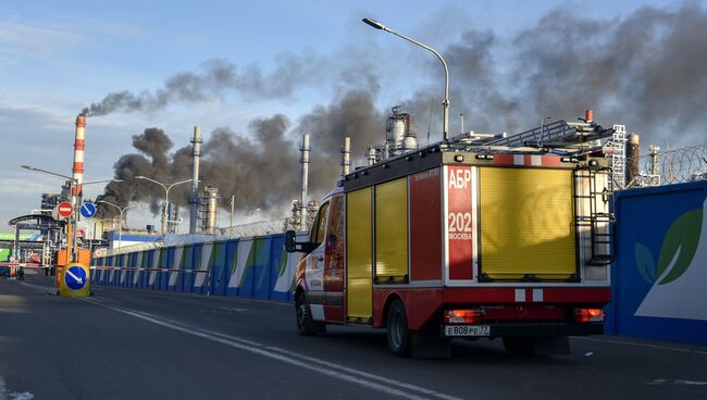 Автомобиль пожарной службы у Московского нефтеперерабатывающего завода в Капотне, где произошел пожар