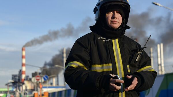 Сотрудник пожарной службы у Московского нефтеперерабатывающего завода в Капотне, где произошел пожар