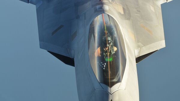 Истребитель ВВС США F-22 Raptor после проведения авиаударов в Сирии. Архивное фото