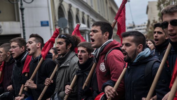 Участники демонстрации, посвященной 45-летию восстания студентов Политехнического института против режима военной диктатуры в Греции. Архивное фото