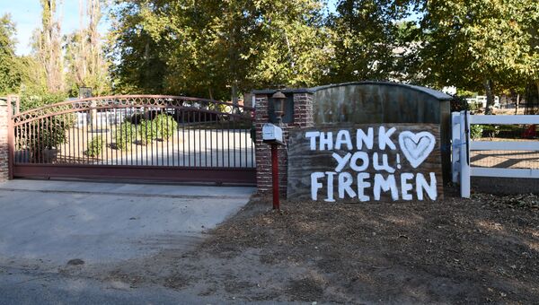 Плакат с благодарностью Калифорнийским пожарным в Калифорнии после лесных пожаров. Архивное фото