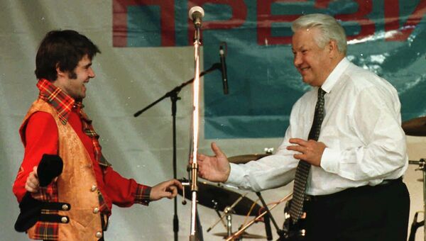 Певец Евгений Осин и президент Борис Ельцин во время концерта в Ростове-на-Дону. 10 июня 1996