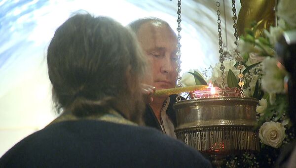 Путин посетил Псково-Печерский монастырь и принял участие в церковных обрядах