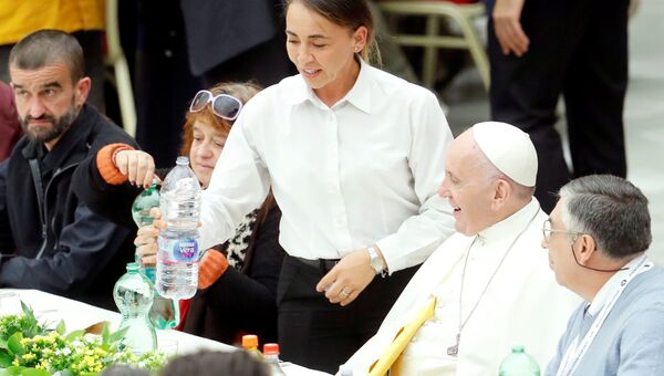 Папа Римский Франциск во время трапезы по случаю Всемирного дня бедных. 18 ноября 2018