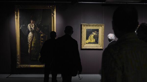 Посетители на выставке в Королевском музее изящных искусств в Брюсселе, Бельгия