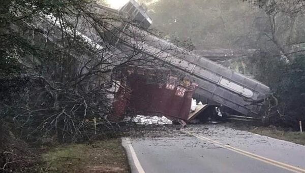 В городе Байромвилл (штат Джорджия) вагоны грузового поезда, перевозившего пропан, сошли с рельсови упали с моста на шоссе. 17 ноября 2018