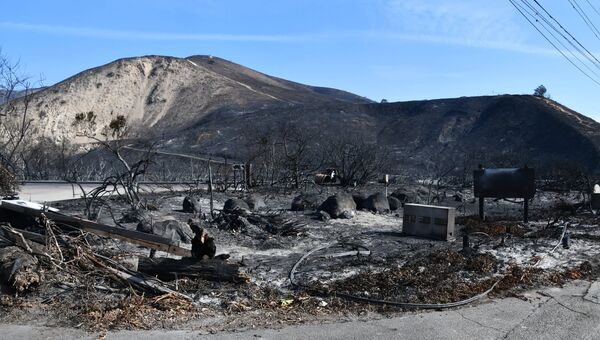 Последствия лесных пожаров в окрестностях города Малибу в штате Калифорния