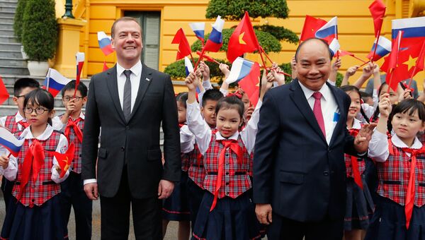 Председатель правительства РФ Дмитрий Медведев и премьер-министр Вьетнама Нгуен Суан Фук в Ханое. 19 ноября 2018