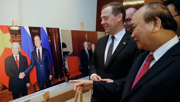 Председатель правительства РФ Дмитрий Медведев и премьер-министр Вьетнама Нгуен Суан Фук в Ханое