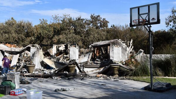 Баскетбольный щит у здания, сгоревшего в результате лесных пожаров в Калифорнии