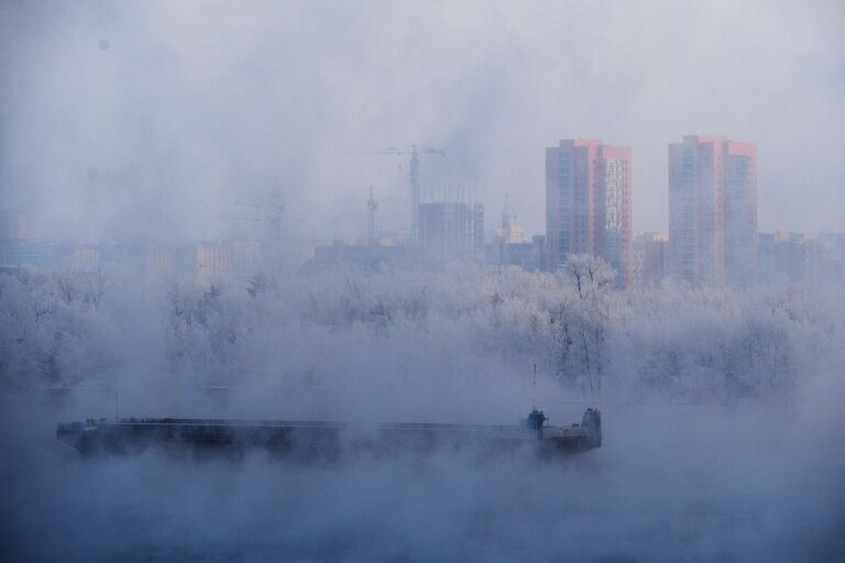 Баржа на якоре на реке Енисей в Красноярске