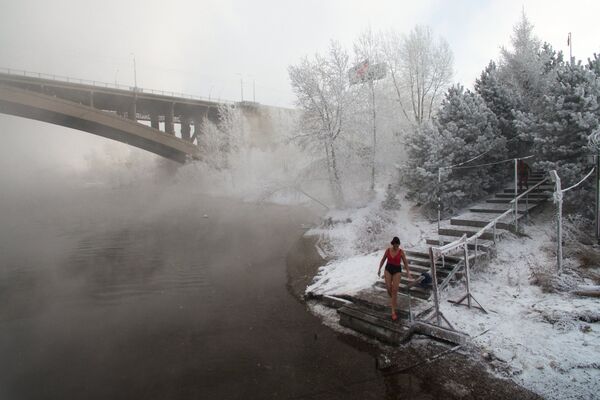 Участники клуба зимнего плавания Криофил открывают купальный сезон в реке Енисей в Красноярске