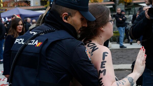 Активистка движения Femen задержана во время митинга, организованного сторонниками диктатора Франсиско Франко в Мадриде. 18 ноября 2018