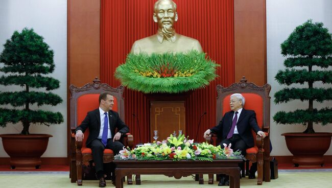 Председатель правительства РФ Дмитрий Медведев и президент Вьетнама Нгуен Фу Чонг во время встречи в Ханое. 19 ноября 2018