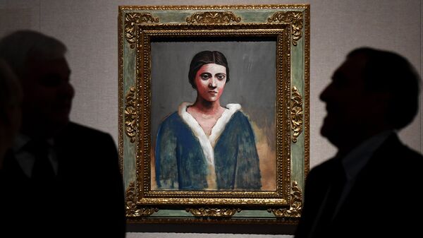 Посетители рассматривают картину Портрет Ольги в меховом воротнике (1922-1923 гг.) художника П. Пикассо на выставке Пикассо & Хохлова