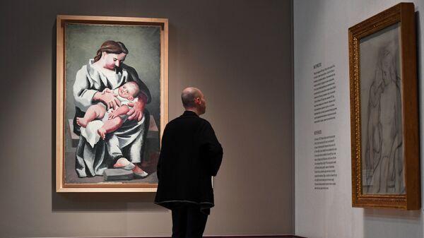 Посетитель читает информацию о картине Материнство (1921 г.) художника П. Пикассо на выставке Пикассо & Хохлова в ГМИИ им. А.С. Пушкина