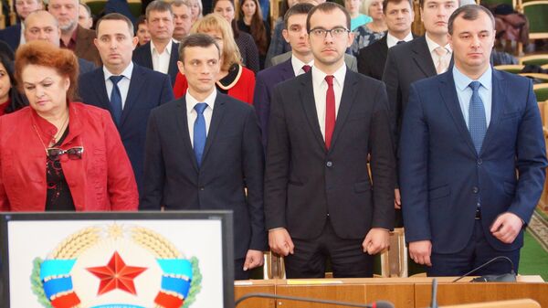 Депутаты во время первого заседания парламента ЛНР нового созыва. 