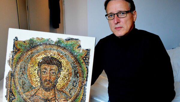 Артур Брэнд с фрагментом мозаики Святого Марка, пропавшую из кипрской церкви Панайя Канакария после турецкого вторжения 1974 года