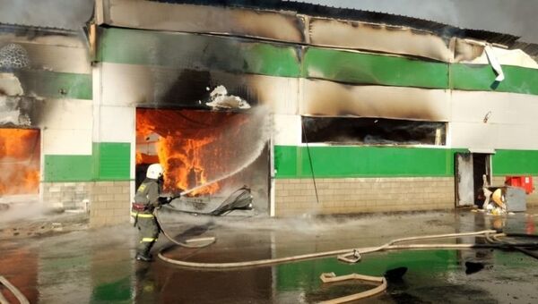 Пожар на складе на проезде Дорожников в Волгограде. 19 ноября 2018