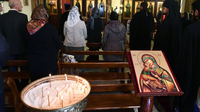 Прихожане на торжественной литургии в храме, освященном в честь священномученика Игнатия Анхтиохийского Богоносца, в Дамаске. 18 ноября 2018