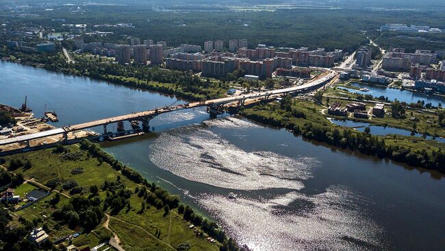 Строительство автомобильного моста через реку Волгу. Архивное фото