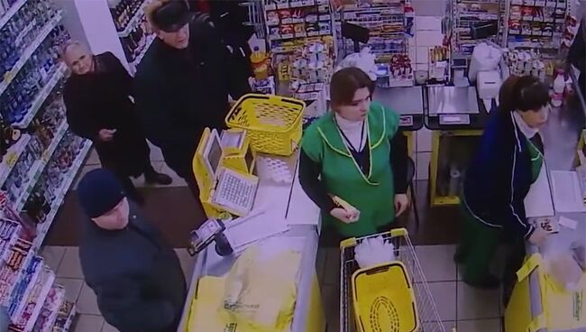 Скриншот видео с магазина, в котором преступник произвел кражу