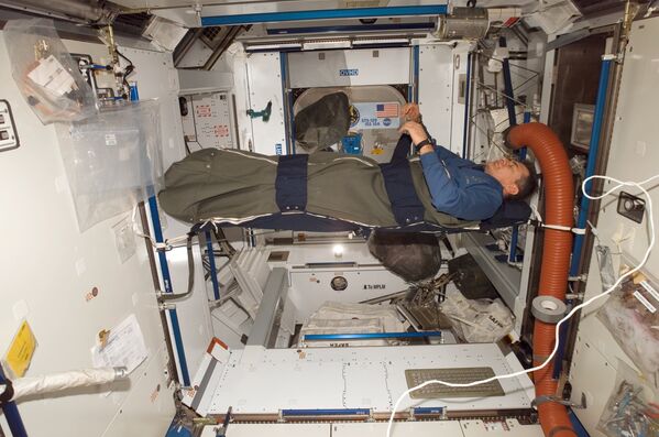 Астронавт ESA Паоло Несполи спит на борту МКС